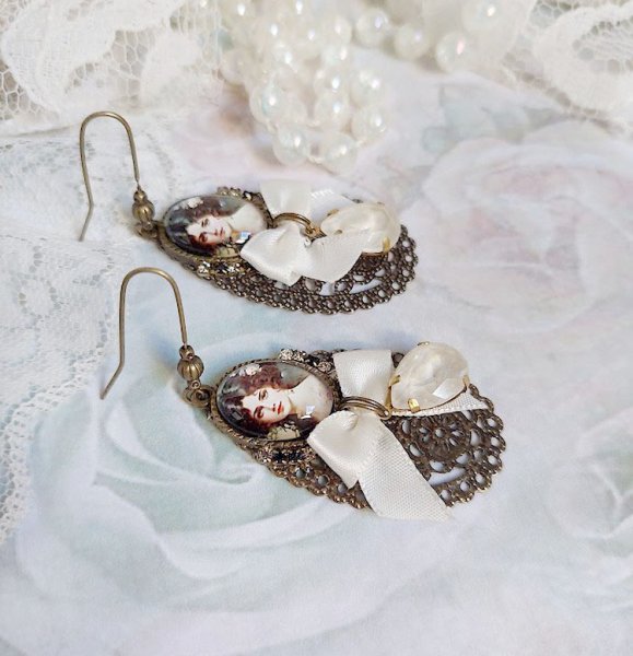 BO Charme Shabby Chic cr&eacute;&eacute;es avec perles Cristal Swarovski, cabochons loupes, strass, crochets laitons