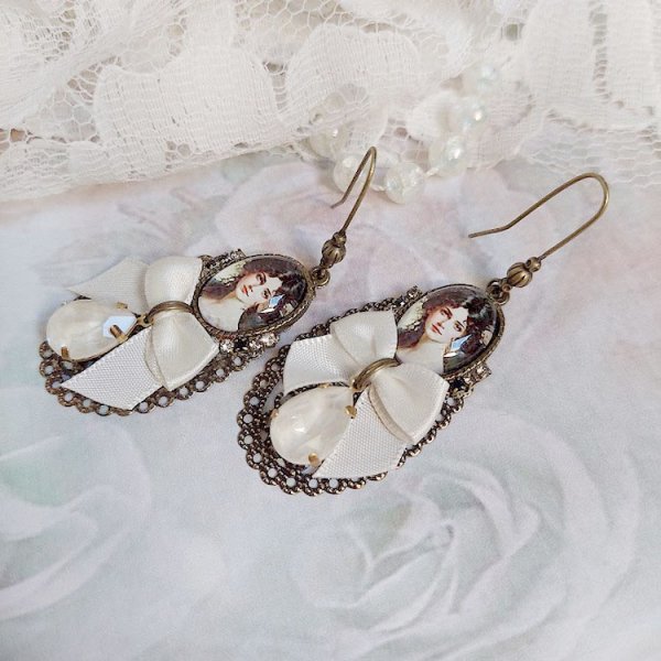 BO Charme Shabby Chic cr&eacute;&eacute;es avec perles Cristal Swarovski, cabochons loupes, strass, crochets laitons