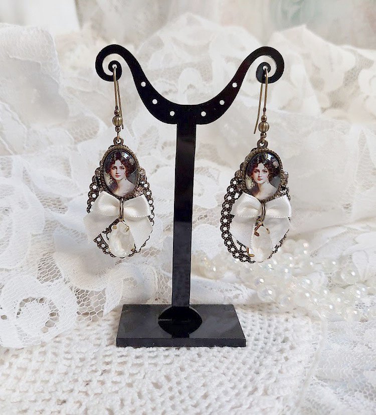 BO Charme Shabby Chic cr&eacute;&eacute;es avec perles Cristal Swarovski, cabochons loupes, strass, crochets laitons