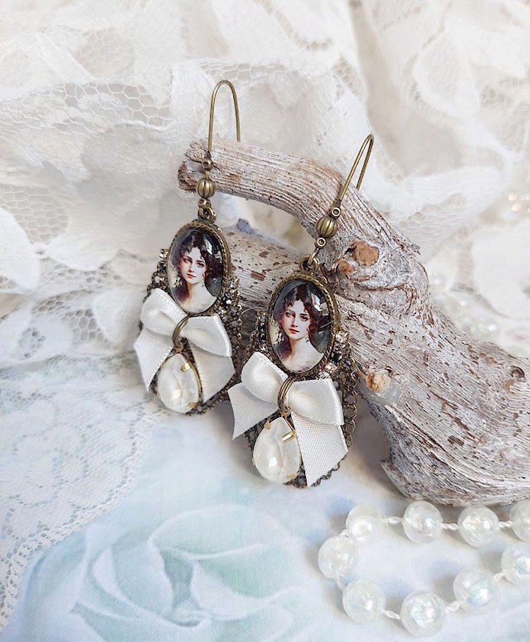 BO Charme Shabby Chic cr&eacute;&eacute;es avec perles Cristal Swarovski, cabochons loupes, strass, crochets laitons