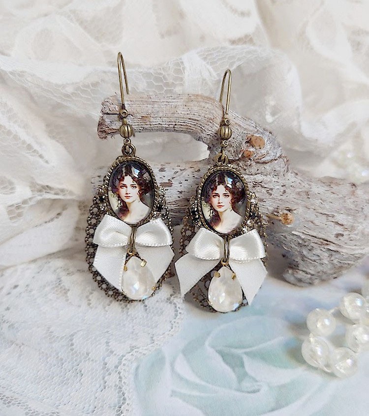 BO Charme Shabby Chic cr&eacute;&eacute;es avec perles Cristal Swarovski, cabochons loupes, strass, crochets laitons