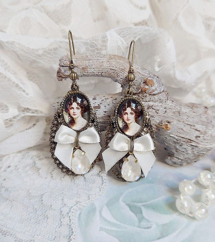 BO Charme Shabby Chic cr&eacute;&eacute;es avec perles Cristal Swarovski, cabochons loupes, strass, crochets laitons