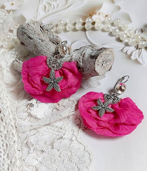 BO Charming Fuchsia cr&eacute;&eacute;es avec perles Swarovski, p&eacute;tales de roses en tissu et dormeuses laitons