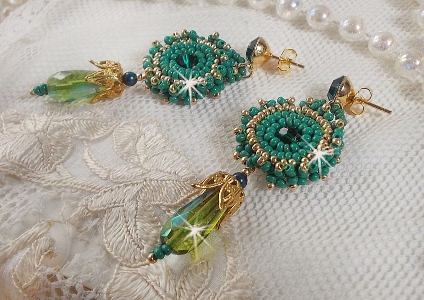 BO Charnelle broderad med runda p&auml;rlor och Swarovski cabochons, facetterade droppar och fr&ouml;p&auml;rlor.