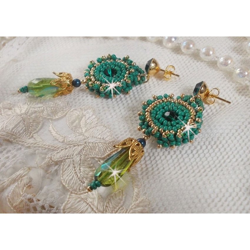 BO Charnelle broderad med runda pärlor och Swarovski cabochons, facetterade droppar och fröpärlor.