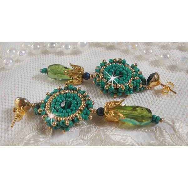 BO Charnelle broderad med runda pärlor och Swarovski cabochons, facetterade droppar och fröpärlor.