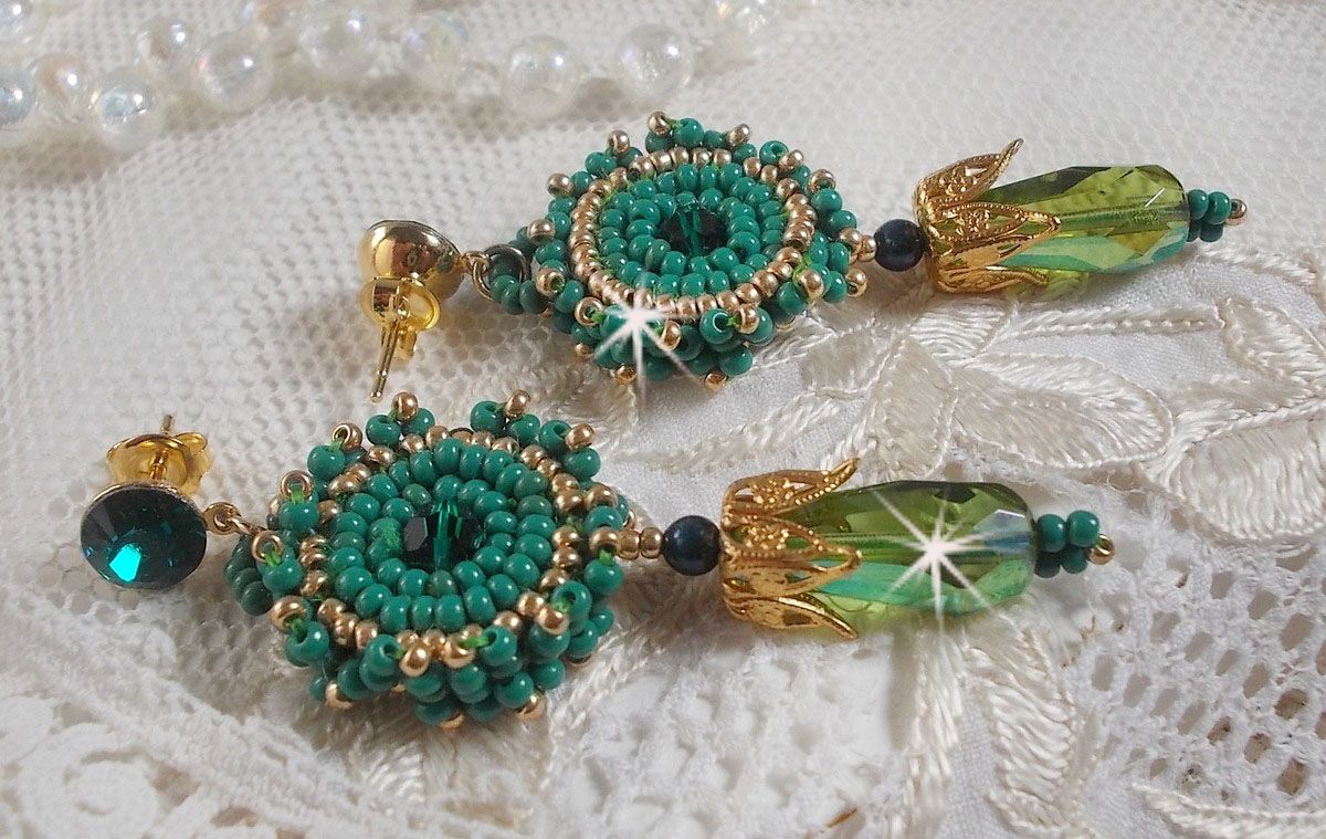 BO Charnelle broderad med runda pärlor och Swarovski cabochons, facetterade droppar och fröpärlor.