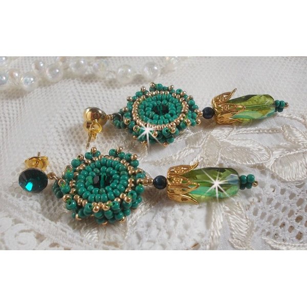 BO Charnelle broderad med runda pärlor och Swarovski cabochons, facetterade droppar och fröpärlor.