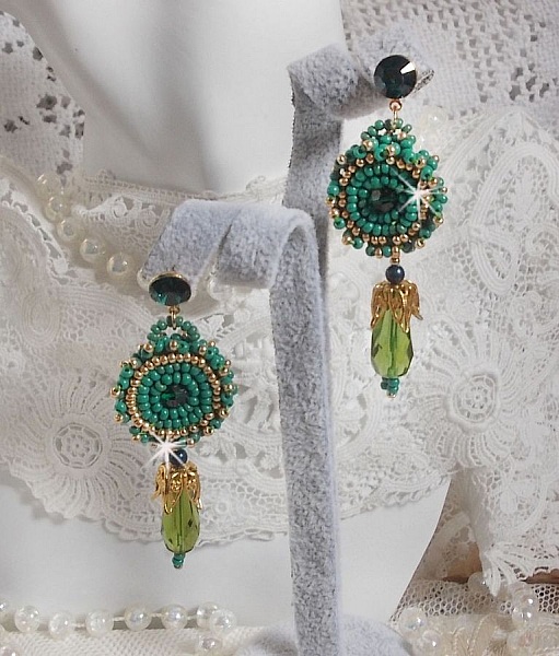 BO Charnelle broderad med runda p&auml;rlor och Swarovski cabochons, facetterade droppar och fr&ouml;p&auml;rlor.