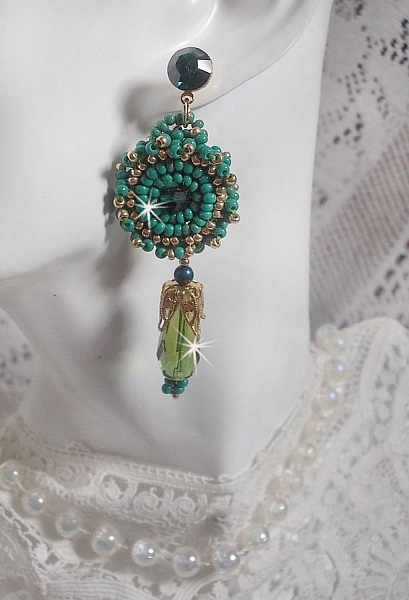 BO Charnelle broderad med runda p&auml;rlor och Swarovski cabochons, facetterade droppar och fr&ouml;p&auml;rlor.