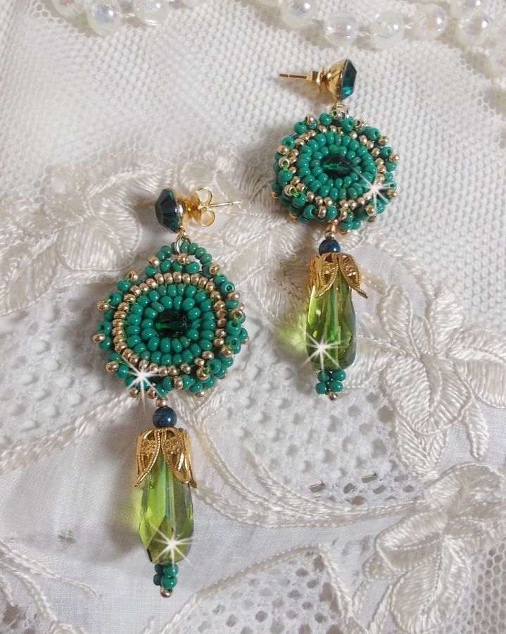 BO Charnelle broderad med runda pärlor och Swarovski cabochons, facetterade droppar och fröpärlor.