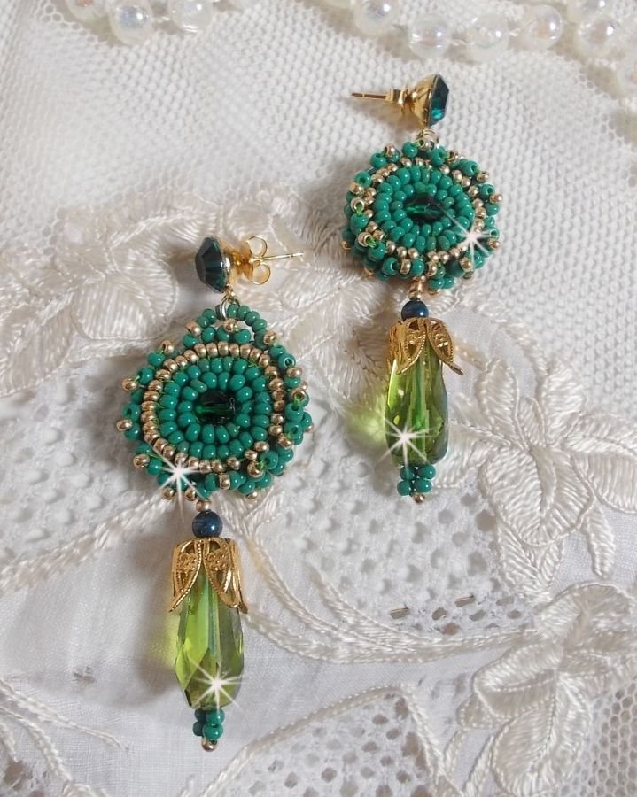 BO Charnelle broderad med runda pärlor och Swarovski cabochons, facetterade droppar och fröpärlor.