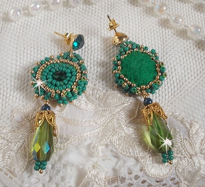 BO Charnelle broderad med runda p&auml;rlor och Swarovski cabochons, facetterade droppar och fr&ouml;p&auml;rlor.