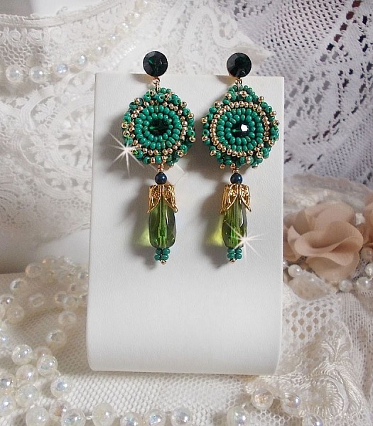 BO Charnelle broderad med runda p&auml;rlor och Swarovski cabochons, facetterade droppar och fr&ouml;p&auml;rlor.