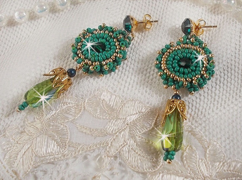 BO Charnelle broderad med runda p&auml;rlor och Swarovski cabochons, facetterade droppar och fr&ouml;p&auml;rlor.