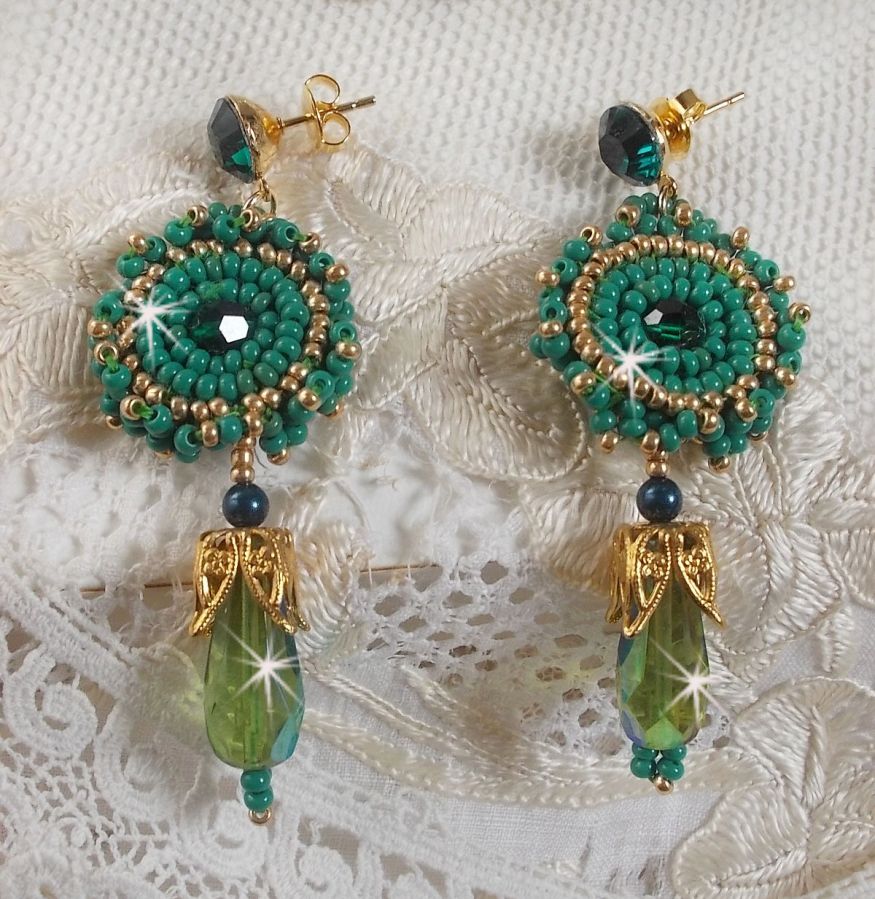 BO Charnelle broderad med runda pärlor och Swarovski cabochons, facetterade droppar och fröpärlor.