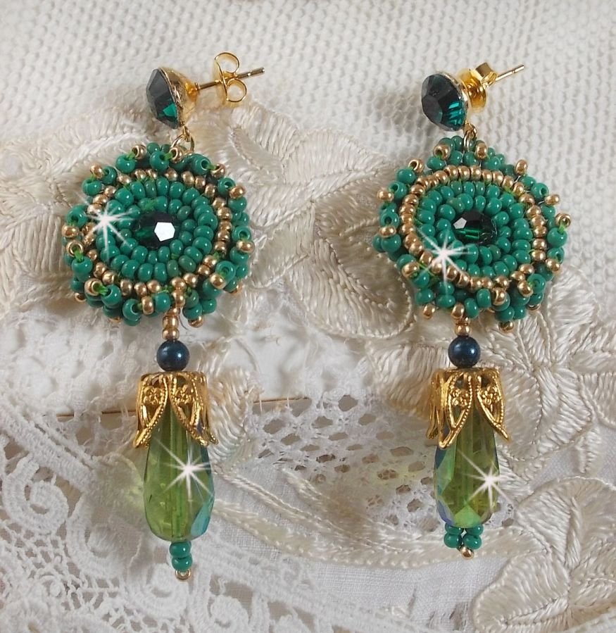 BO Charnelle broderad med runda pärlor och Swarovski cabochons, facetterade droppar och fröpärlor.