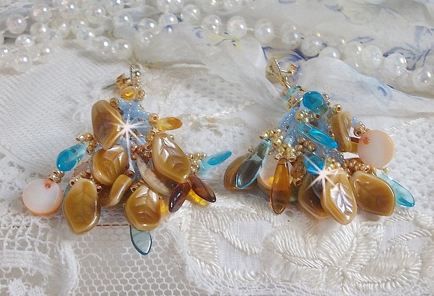 Boucles d'oreilles artisanales amérindiennes en nacre et perles colorées.