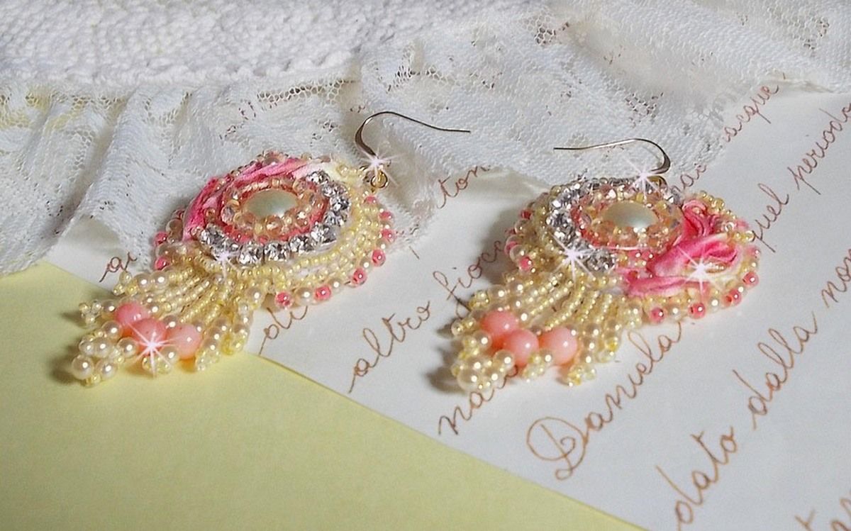 Tender Heart BO broderad med gult och rosa sidenband, bågar, pärlor och 14 karat guldfyllda spännen.