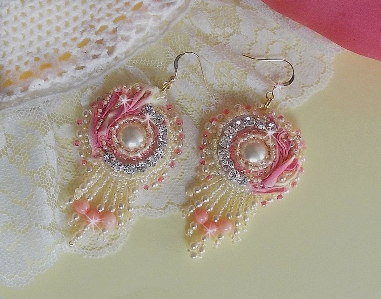 Tender Heart BO broderad med gult och rosa sidenband, b&aring;gar, p&auml;rlor och 14 karat guldfyllda sp&auml;nnen.