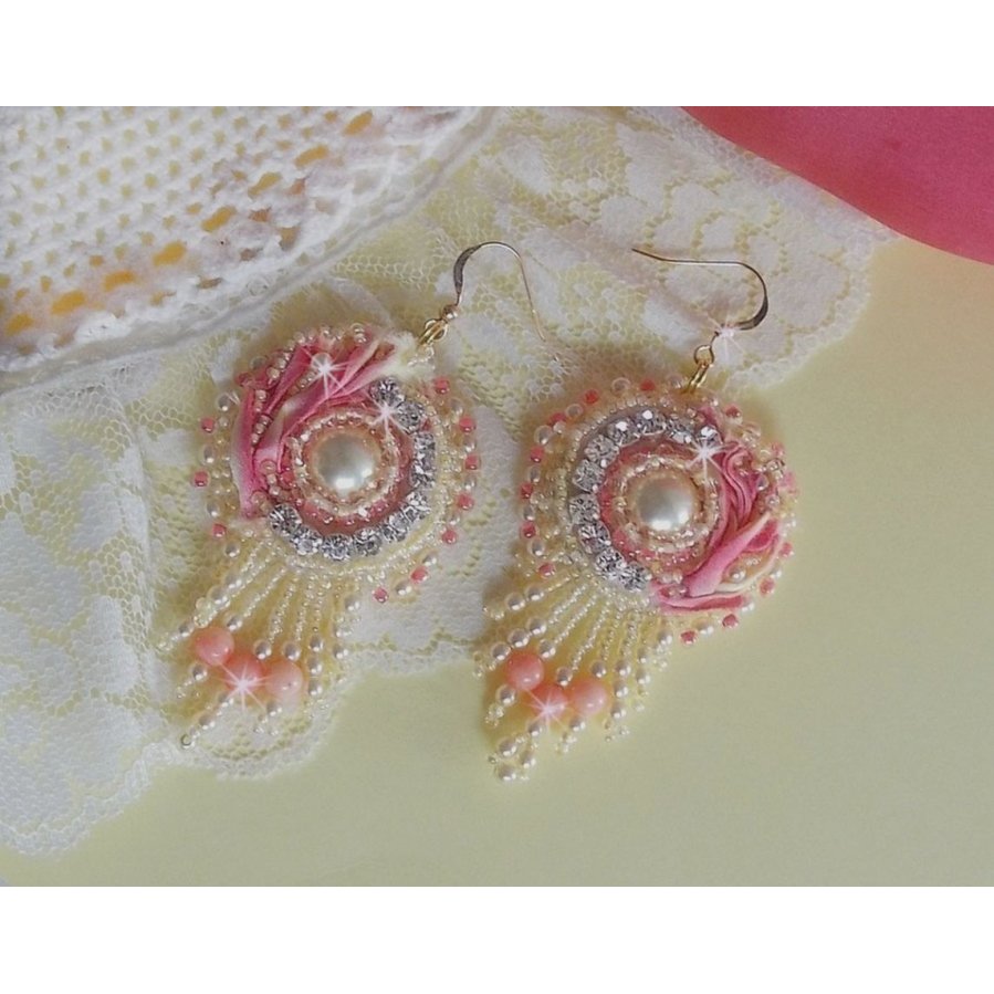 Tender Heart BO broderad med gult och rosa sidenband, bågar, pärlor och 14 karat guldfyllda spännen.