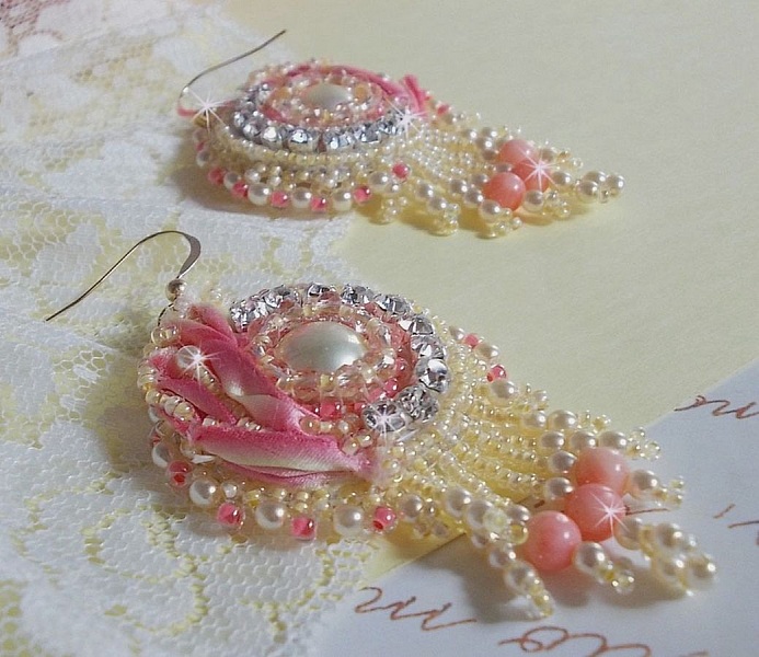 Tender Heart BO broderad med gult och rosa sidenband, b&aring;gar, p&auml;rlor och 14 karat guldfyllda sp&auml;nnen.