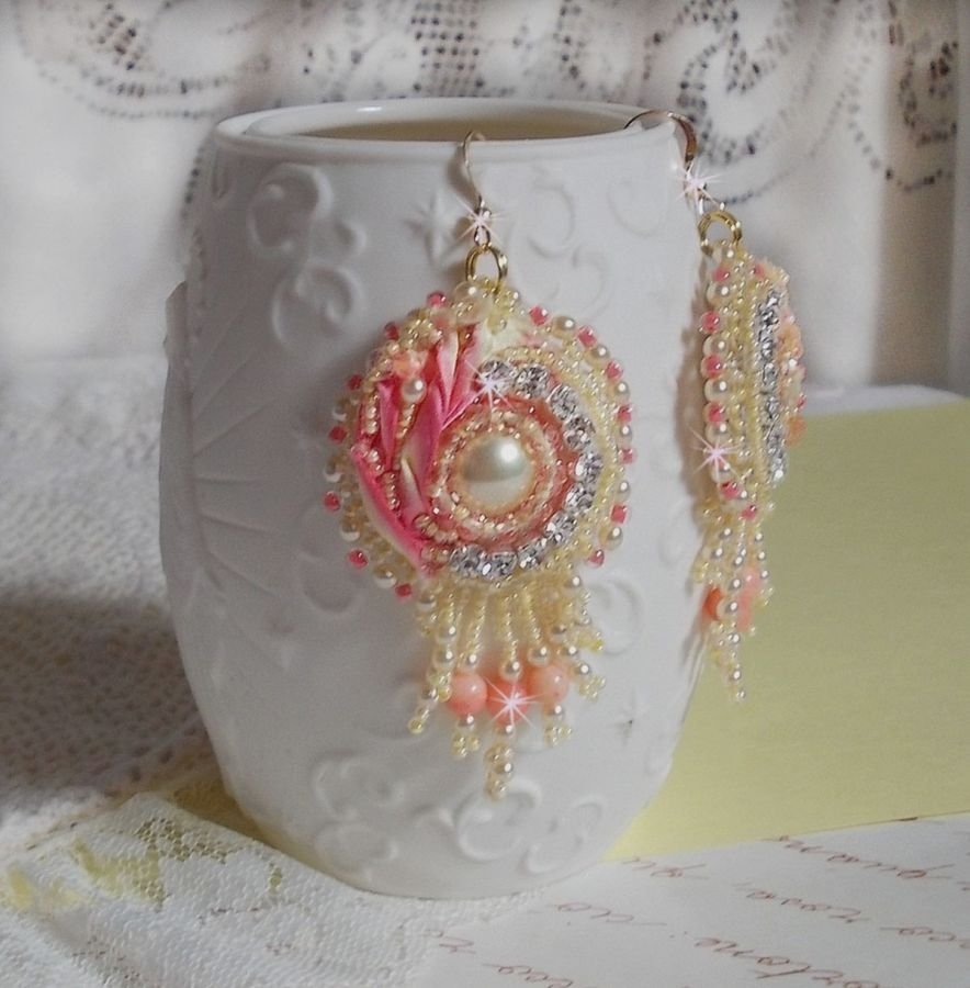 Tender Heart BO broderad med gult och rosa sidenband, bågar, pärlor och 14 karat guldfyllda spännen.