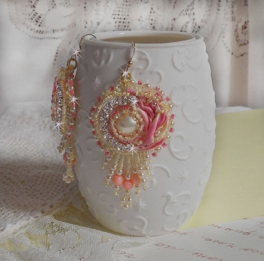 Tender Heart BO broderad med gult och rosa sidenband, bågar, pärlor och 14 karat guldfyllda spännen.