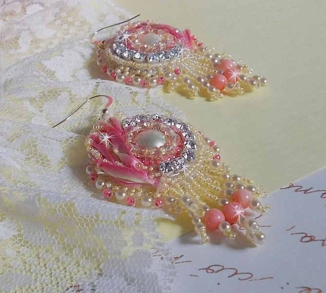 Tender Heart BO broderad med gult och rosa sidenband, b&aring;gar, p&auml;rlor och 14 karat guldfyllda sp&auml;nnen.
