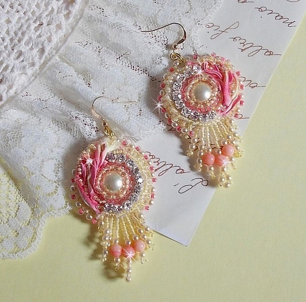 Tender Heart BO broderad med gult och rosa sidenband, b&aring;gar, p&auml;rlor och 14 karat guldfyllda sp&auml;nnen.