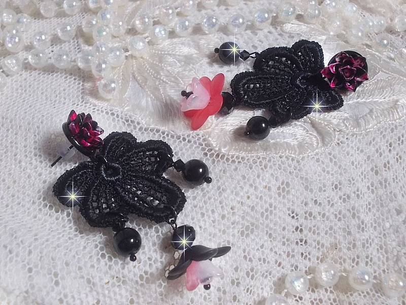 BO Cocktail Sangria skapad med mycket gamla svarta spetsar, kristaller, frostade blommor, harts cabochons och svarta accessoarer.