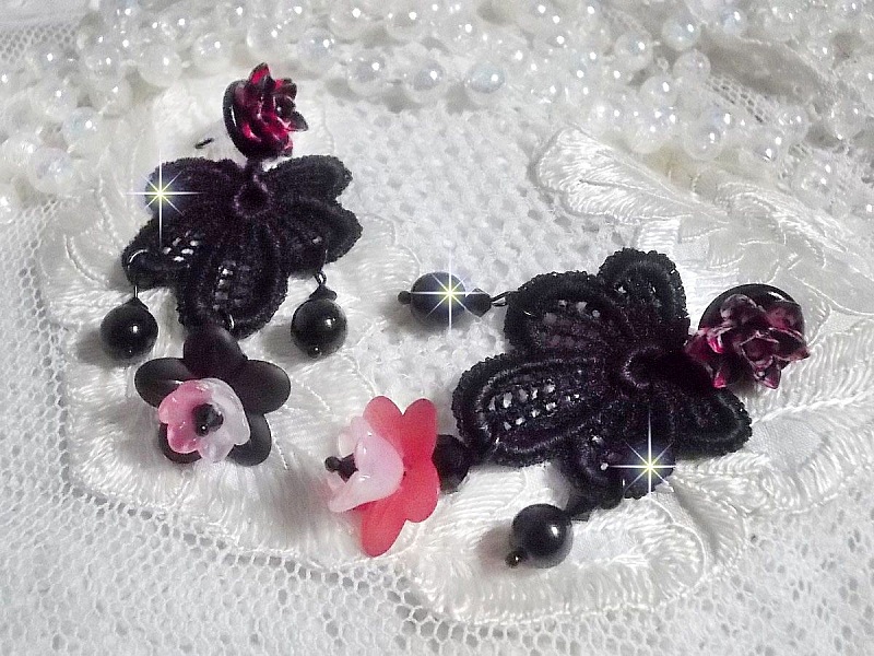 BO Cocktail Sangria skapad med mycket gamla svarta spetsar, kristaller, frostade blommor, harts cabochons och svarta accessoarer.