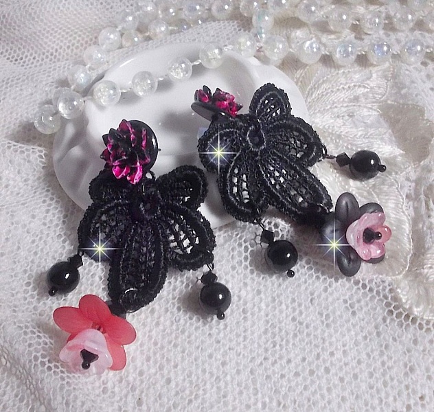 BO Cocktail Sangria skapad med mycket gamla svarta spetsar, kristaller, frostade blommor, harts cabochons och svarta accessoarer.