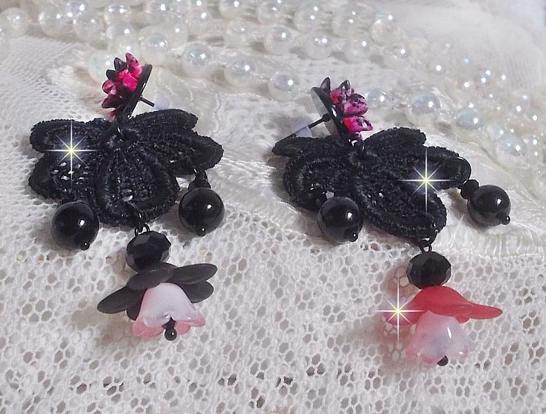 BO Cocktail Sangria skapad med mycket gamla svarta spetsar, kristaller, frostade blommor, harts cabochons och svarta accessoarer.