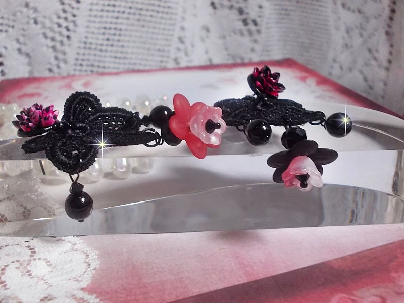 BO Cocktail Sangria skapad med mycket gamla svarta spetsar, kristaller, frostade blommor, harts cabochons och svarta accessoarer.