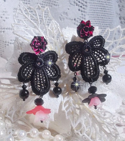 BO Cocktail Sangria skapad med mycket gamla svarta spetsar, kristaller, frostade blommor, harts cabochons och svarta accessoarer.