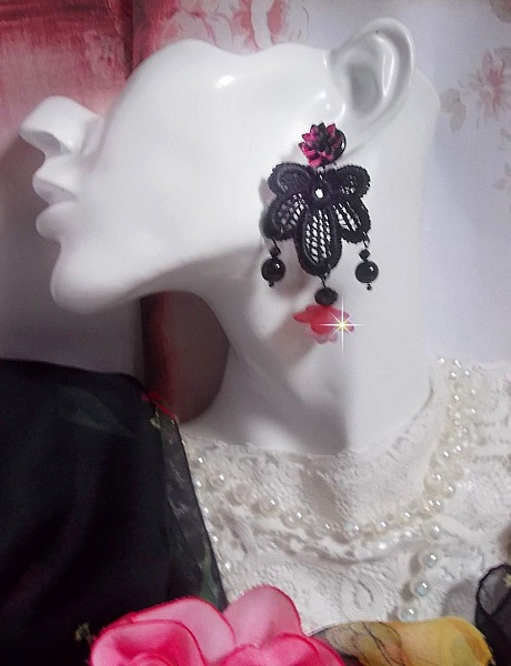 BO Cocktail Sangria skapad med mycket gamla svarta spetsar, kristaller, frostade blommor, harts cabochons och svarta accessoarer.