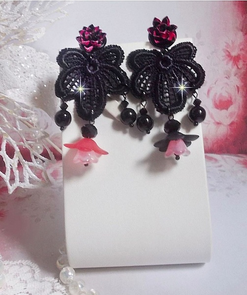 BO Cocktail Sangria skapad med mycket gamla svarta spetsar, kristaller, frostade blommor, harts cabochons och svarta accessoarer.