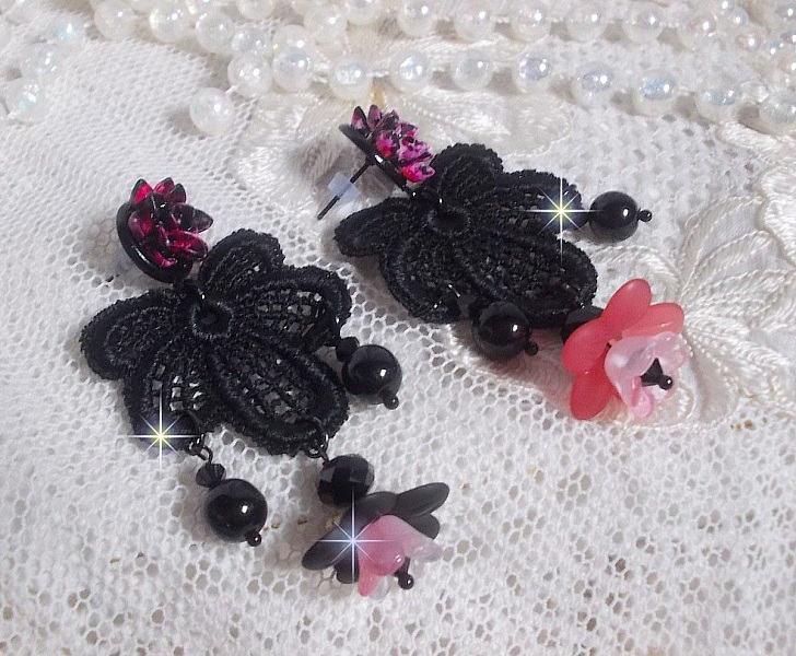 BO Cocktail Sangria skapad med mycket gamla svarta spetsar, kristaller, frostade blommor, harts cabochons och svarta accessoarer.