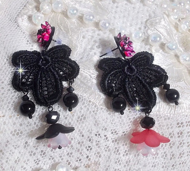 BO Cocktail Sangria skapad med mycket gamla svarta spetsar, kristaller, frostade blommor, harts cabochons och svarta accessoarer.