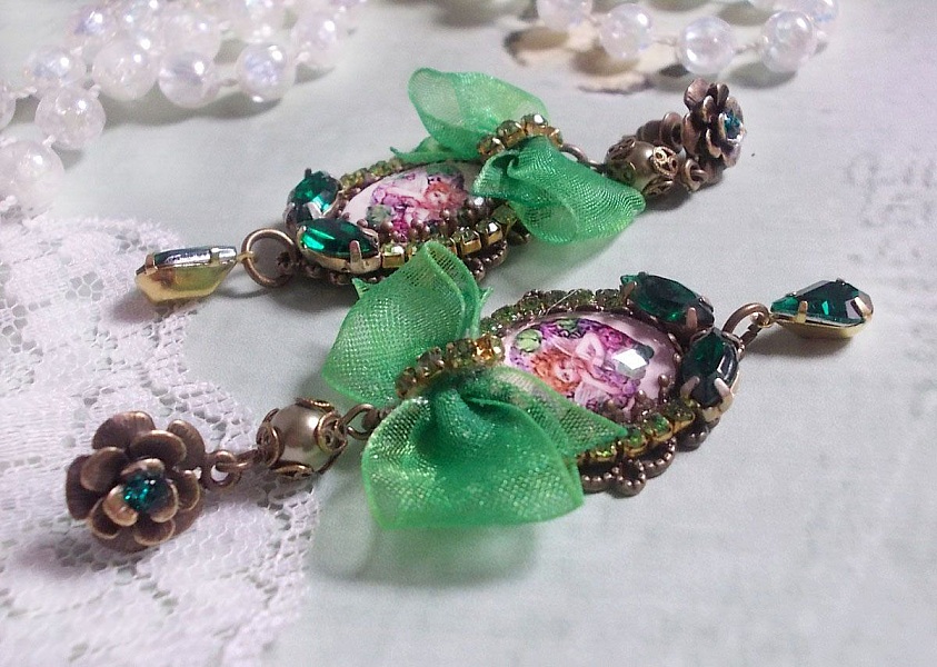 BO Coeur d'Anges skapad med f&ouml;rstorande cabochoner, organza band, olika tillbeh&ouml;r och kristaller.