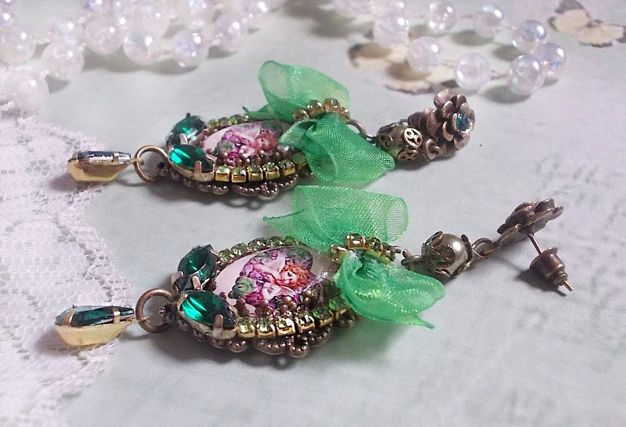 BO Coeur d'Anges skapad med f&ouml;rstorande cabochoner, organza band, olika tillbeh&ouml;r och kristaller.