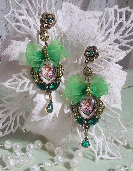 BO Coeur d'Anges skapad med f&ouml;rstorande cabochoner, organza band, olika tillbeh&ouml;r och kristaller.