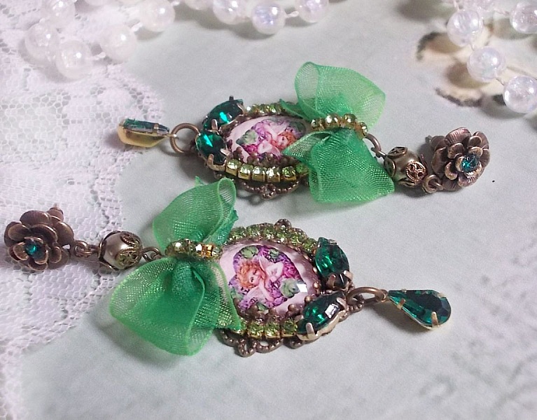 BO Coeur d'Anges skapad med f&ouml;rstorande cabochoner, organza band, olika tillbeh&ouml;r och kristaller.