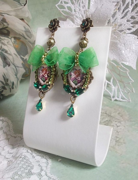 BO Coeur d'Anges skapad med f&ouml;rstorande cabochoner, organza band, olika tillbeh&ouml;r och kristaller.