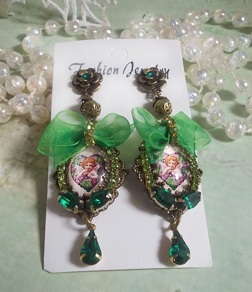 BO Coeur d'Anges skapad med f&ouml;rstorande cabochoner, organza band, olika tillbeh&ouml;r och kristaller.