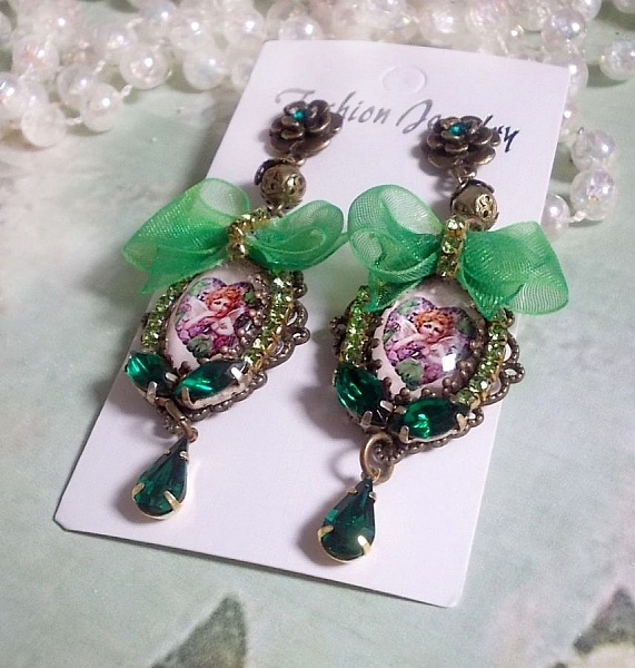 BO Coeur d'Anges skapad med f&ouml;rstorande cabochoner, organza band, olika tillbeh&ouml;r och kristaller.