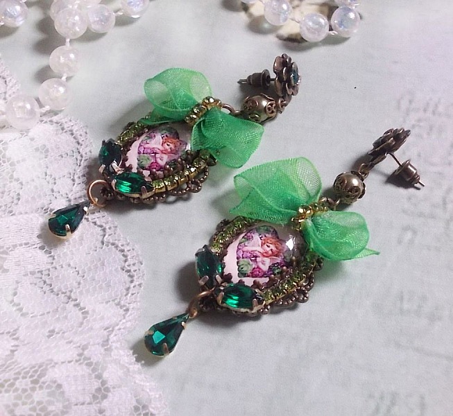 BO Coeur d'Anges skapad med f&ouml;rstorande cabochoner, organza band, olika tillbeh&ouml;r och kristaller.