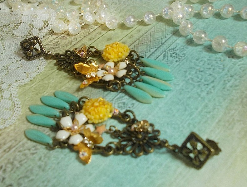 BO Spring Heart skapad med dolkar, hartsblommor, PureCrystal och berlocker