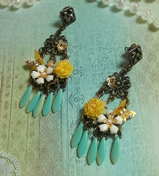 BO Spring Heart skapad med dolkar, hartsblommor, PureCrystal och berlocker